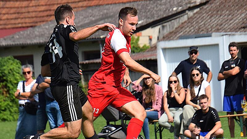 Jakob Fischer (rechts) von der SG Reiterswiesen/Arnshausen/FC 06 Bad Kissingen hatte gegen die SG Oerlenbach/Ebenhausen nicht nur in dieser Szene die Nase vorne, sondern auch in der Endabrechnung mit einem 2:0-Heimsieg: Jakob Fischer (rechts) von der SG Reiterswiesen/Arnshausen/FC 06 Bad Kissingen hatte gegen die SG Oerlenbach/Ebenhausen nicht nur in dieser Szene die Nase vorne, sondern auch in der Endabrechnung mit einem 2:0-Heimsieg: