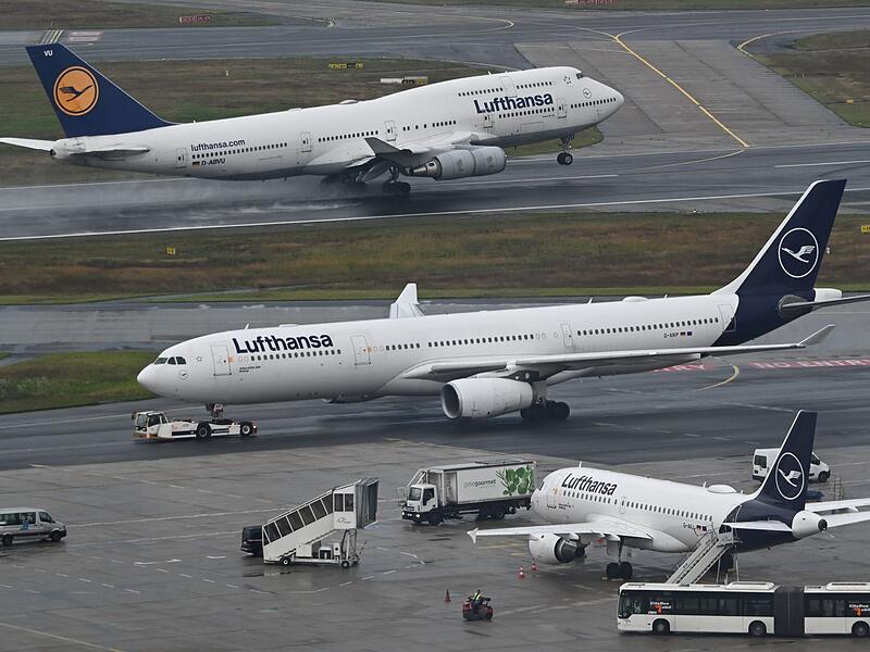 Jets von Boeing und Airbus am Flughafen Frankfurt am Main