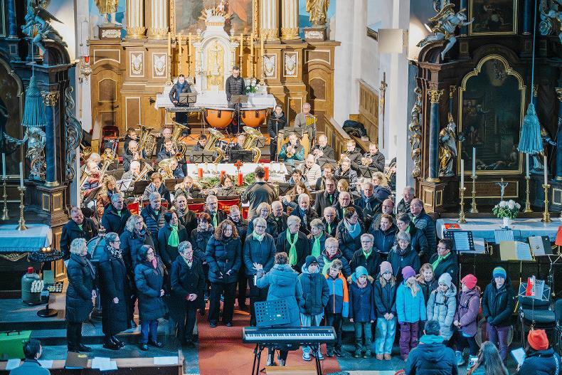 Gemeinschaftsbild vom Adventskonzert.