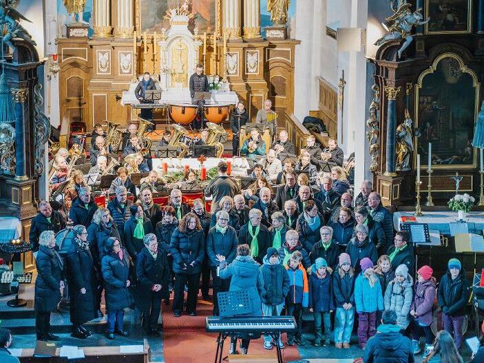 Gemeinschaftsbild vom Adventskonzert.