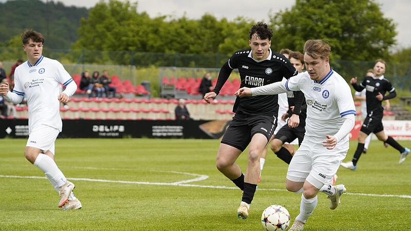 F&uuml;r Sandro D&uuml;mig und den TSV Hirschaid (wei&szlig;e Trikots) geht es nach dem 1:1 in Ebersdorf in die Relegation.