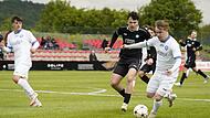 F&uuml;r Sandro D&uuml;mig und den TSV Hirschaid (wei&szlig;e Trikots) geht es nach dem 1:1 in Ebersdorf in die Relegation.