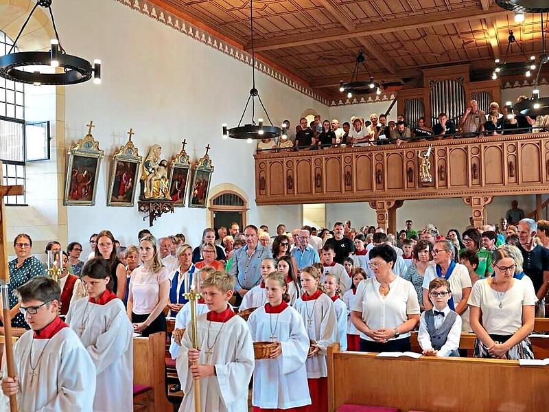 Die Ministranten und Geistliche ziehen in die gut besuchte Pfarrkirche in Schnaid_ein. Mathias Erlwein Die Ministranten und Geistliche ziehen in die gut besuchte Pfarrkirche in Schnaid_ein. Mathias Erlwein