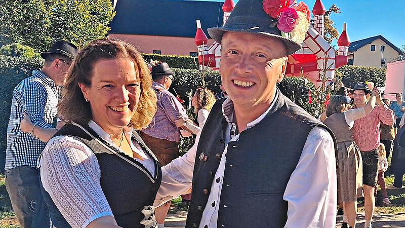 Sabrina Müller und Bürgermeister Thomas Löffler waren vor 25 Jahren ein Zechpaar.Veronika Schadeck Sabrina Müller und Bürgermeister Thomas Löffler waren vor 25 Jahren ein Zechpaar.Veronika Schadeck