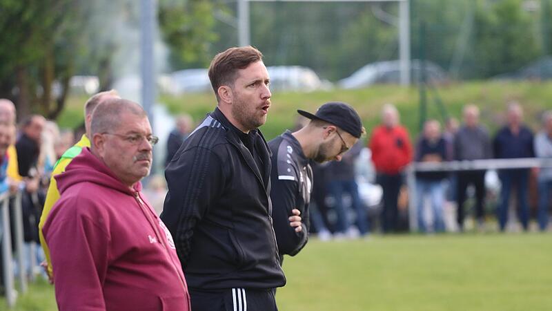 Gr&auml;fenbergs Trainer Michael Leske (Mitte) feierte mit dem TSV Gr&auml;fenberg  seinen ersten Saisonsieg.Forchheim & Fr&auml;nkische Schweiz