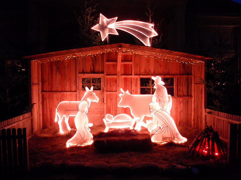 &bdquo;Im Kurgarten von Bad Kissingen ist nicht nur diese sch&ouml;ne Krippe zu sehen, auch viele andere Lichtfiguren schm&uuml;cken den Park und lassen einen Spaziergang zum Erlebnis werden&ldquo;, schickt uns J&uuml;rgen Neumann am Montag vor Weihnachten.