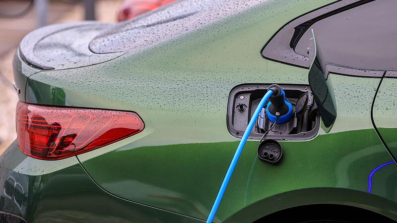 Elektroauto lädt an Ladesäule