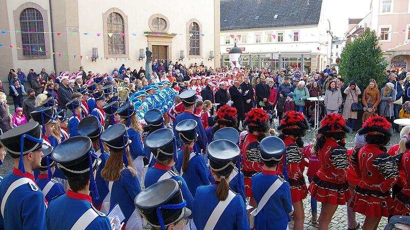 Der Rathaussturm ist auch für Zuschauer ein Hingucker, entsprechend voll geht es am Rathausplatz zu.