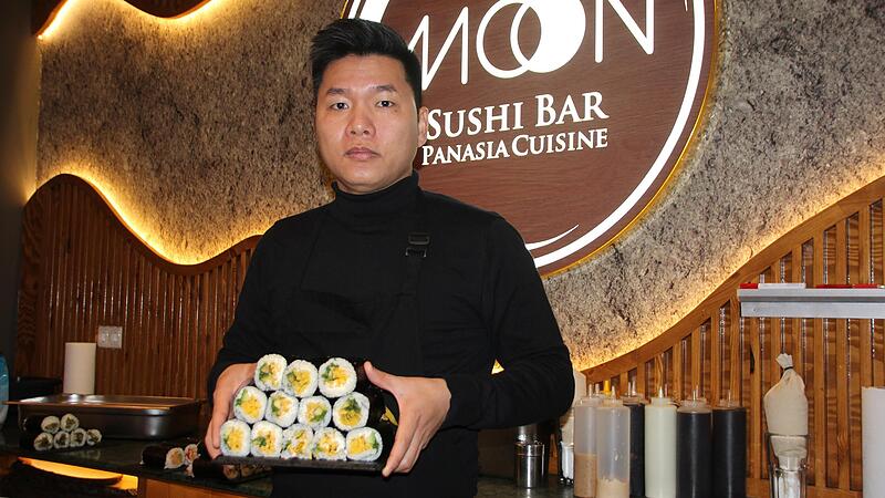 Anh Tu Pham ist Inhaber der Moon Sushi Bar in der Oberen Marktstra&szlig;e in Bad Kissingen. Zehn Mitarbeiter sind in dem Restaurant t&auml;tig.
