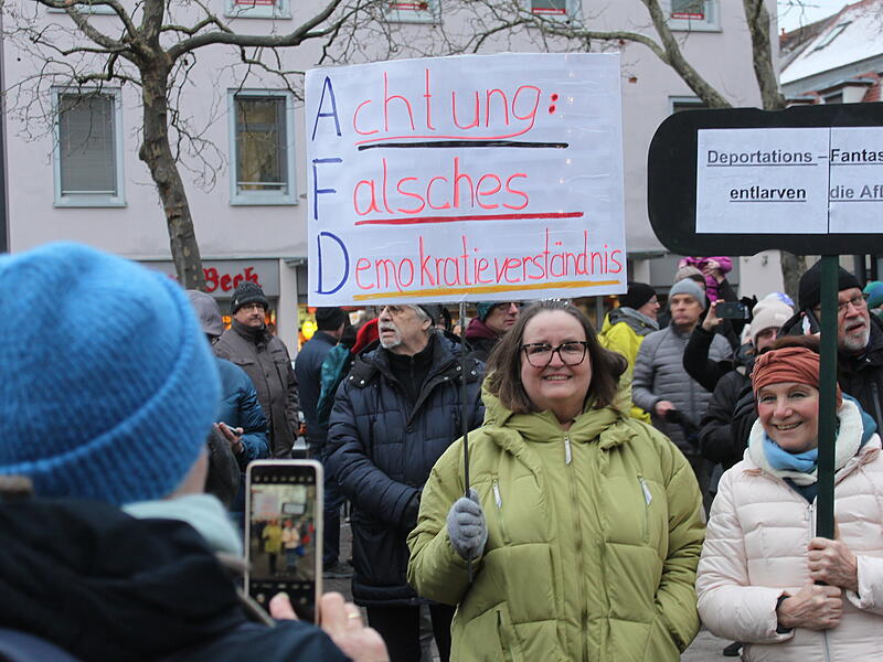 Bilder von der Demonstration gegen Rechtsextremismus in Erlangen mit 5000 Teilnehmern auf dem Hugenottenplatz.