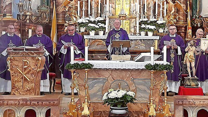 Das Requiem feierte Pfarrer Hans Roppelt in Konzelebration mit Pfarrer Pater Florian, Kaplan Pawel Hardej, Pfarrer Michal Osak, Pater Benedykt und Pater Silvester.