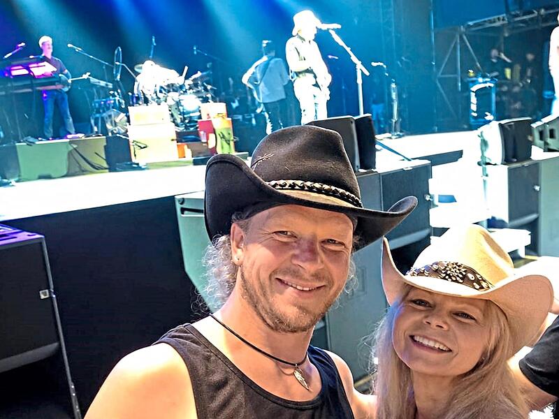 Alexandra Gößwein und Ralf Lohnert stehen beim Konzert von Brad Paisley in der ersten Reihe.High Risk Alexandra Gößwein und Ralf Lohnert stehen beim Konzert von Brad Paisley in der ersten Reihe.High Risk