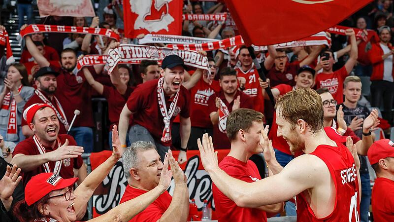 Die Bamberger jubeln zusammen mit ihren Fans über den ersten Heimsieg in dieser Saison. Die Bamberger jubeln zusammen mit ihren Fans über den ersten Heimsieg in dieser Saison.