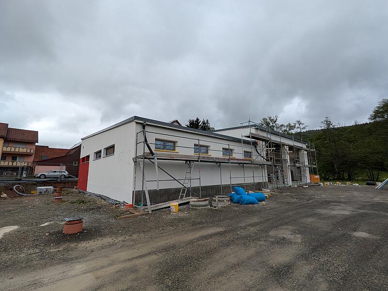 Noch wird am Feuerwehrhaus Premich gearbeitet. Bald soll auch ein neues Fahrzeug einziehen.