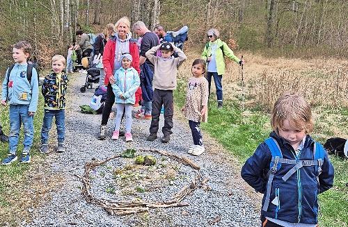 Unterwegs legten die Kinder aus dem, was sie am Boden aufgelesen hatten, die Form eines Ostereis. Unterwegs legten die Kinder aus dem, was sie am Boden aufgelesen hatten, die Form eines Ostereis.