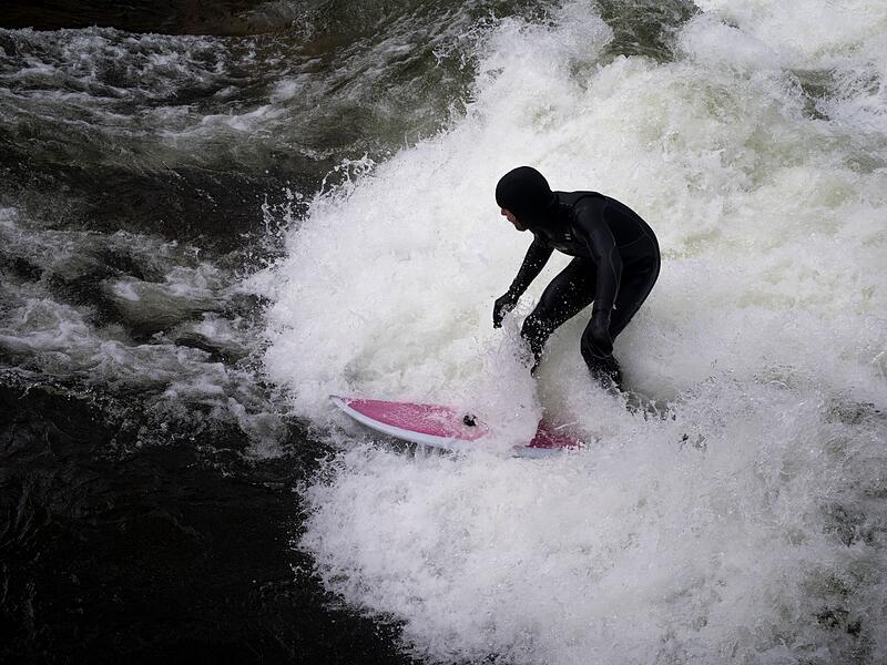 Surfer an der Eisbachwelle