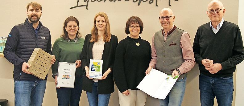 Landrat Christian Meißner bedankt sich für das jahrzehntelange Engagement der Firma Raab in Sachen Umwelt- und Klimaschutz und überreicht die Urkunde des Umwelt- und Klimapakts Bayern: (v. r.) Wolfgang Schubert-Raab, Landrat Christian Meißner, Gis...