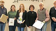 Landrat Christian Meißner bedankt sich für das jahrzehntelange Engagement der Firma Raab in Sachen Umwelt- und Klimaschutz und überreicht die Urkunde des Umwelt- und Klimapakts Bayern: (v. r.) Wolfgang Schubert-Raab, Landrat Christian Meißner, Gis...