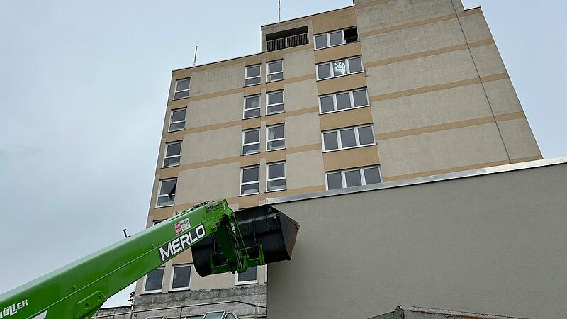 Ein erster Abrissbagger ist angerollt: Das Hochhaus in der Hindenburgstra&szlig;e 9 in Coburg wird abgerissen.