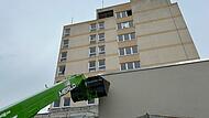 Ein erster Abrissbagger ist angerollt: Das Hochhaus in der Hindenburgstraße 9 in Coburg wird abgerissen.