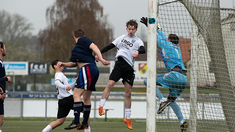 Der Sander Noel Roeg steigt gegen den Abersfelder Torwart Nils H&uuml;mpfner (rechts) zum Kopfball hoch.