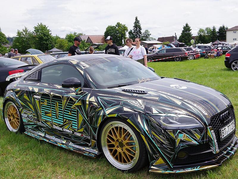 Eine bunte Vielfalt an Audis aus allen m&ouml;glichen Baujahren waren in Neukenroth zu bestaunen.