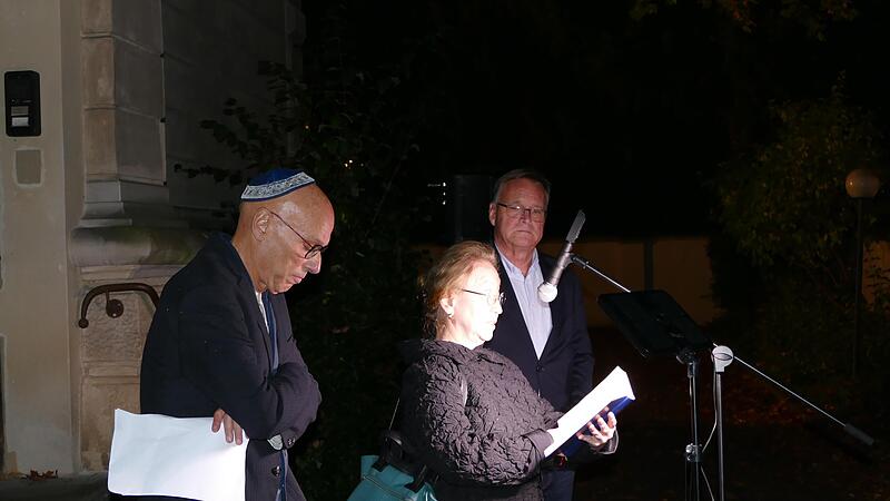 Terry Swartzberg, Rabbinerin Antje Yael Deusel und Oberb&uuml;rgermeister Andreas Starke gestalteten die Gedenkstunde an der Villa Dessauer.