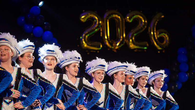 Gardet&auml;nzerinnen in blau-wei&szlig;. Der Faschingsverein Die N&auml;rrischen Siedler Lichteneiche Forchheim lud am Samstag, 24. Januar, zur Prunksitzung in die Sporthalle des Ehrenb&uuml;rg Gymnasiums.