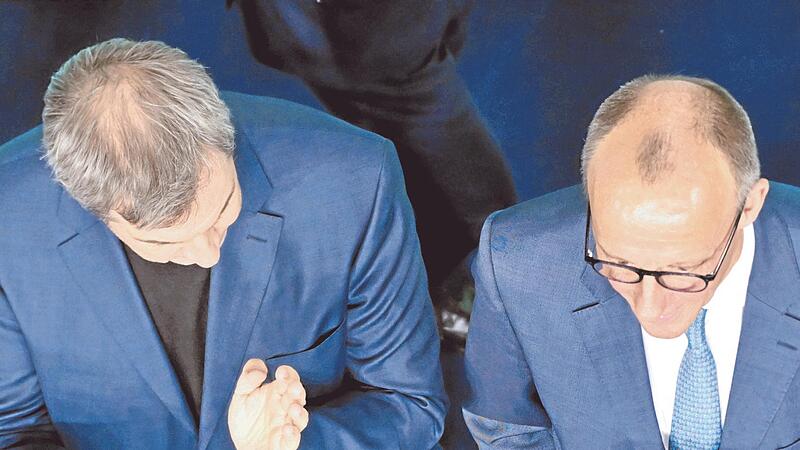 Markus S&ouml;der applaudiert Friedrich Merz.    