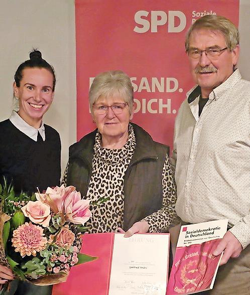 Die Jubilarin ist ein Mutmacher f&uuml;r unsere Demokratie, sagte die stellvertretende SPD-Landesvorsitzende Eva-Maria Weimann. Die Jubilarin Gertud Str&auml;tz umrahmt von Eva-Maria Weinmann und dem Ortsvereinsvorsitzenden Paul H&uuml;mmer.