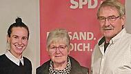 Die Jubilarin ist ein Mutmacher f&uuml;r unsere Demokratie, sagte die stellvertretende SPD-Landesvorsitzende Eva-Maria Weimann. Die Jubilarin Gertud Str&auml;tz umrahmt von Eva-Maria Weinmann und dem Ortsvereinsvorsitzenden Paul H&uuml;mmer.
