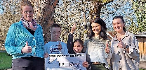 Frau Eid (Gesch&auml;ftsf&uuml;hrerin des Maschinenring Saale-Rh&ouml;n) &uuml;bergibt die Spende an zwei Sch&uuml;ler sowie die Schul- und Tagesst&auml;ttenleitung der Katharinen-Schule