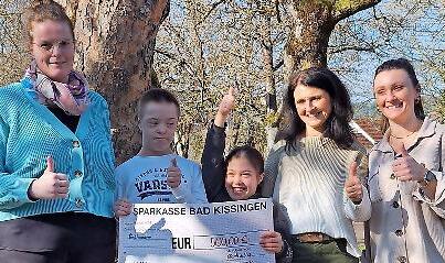 Frau Eid (Gesch&auml;ftsf&uuml;hrerin des Maschinenring Saale-Rh&ouml;n) &uuml;bergibt die Spende an zwei Sch&uuml;ler sowie die Schul- und Tagesst&auml;ttenleitung der Katharinen-Schule