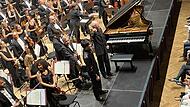 Beim Abschlusskonzert des Kissinger Sommers spielte Orchestra dell’Accademia Nazionale di Santa Cecilia aus Rom und als Solist der Kanadier Bruce Liu.
