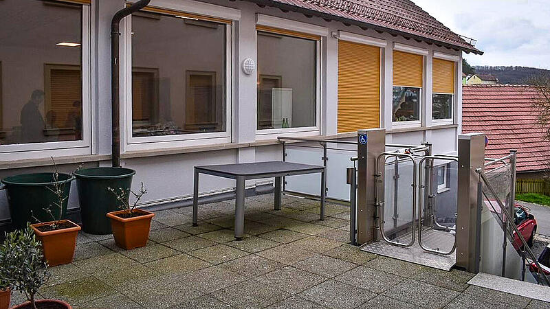 Mit einem Aufzug gelangt man ins Pfarrheim.