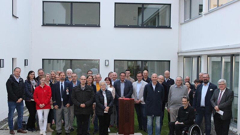 BRK-Kreisvorsitzender Christian Meißner (erste Reihe, Fünfter von rechts), BRK-Kreisgeschäftsführer Thomas Petrak (erste Reihe, Erster von rechts), Architekt Johannes Morhard (Zweiter von rechts) und Bauleiter Rolf Schubert (Vierter von rechts) fr...