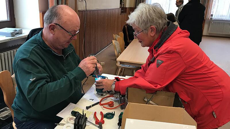 Im Repaircafé wird eine Musikbox repariert.