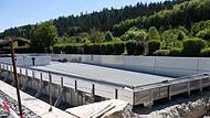 Das neue Becken des Schwimmbads ist aus Edelstahl, das in Teilen verbaut und verschweißt wurde. Deutlich sieht man die verschiedenen Bereiche.