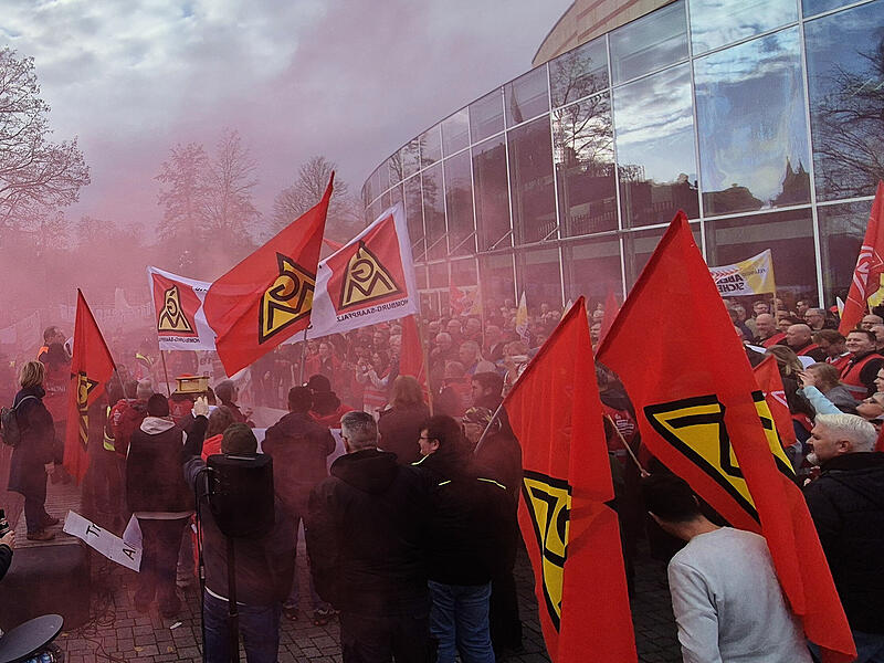 Die IG Metall ist die m&auml;chtigste Gewerkschaft in der Region Bamberg, hier bei einer Demo an der Kongresshalle.