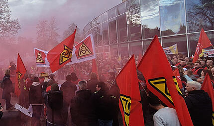 Die IG Metall ist die m&auml;chtigste Gewerkschaft in der Region Bamberg, hier bei einer Demo an der Kongresshalle.