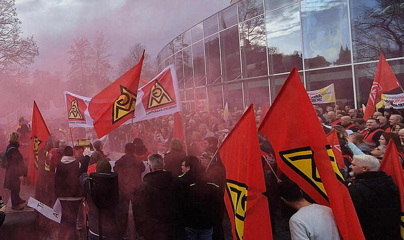 Die IG Metall ist die m&auml;chtigste Gewerkschaft in der Region Bamberg, hier bei einer Demo an der Kongresshalle.