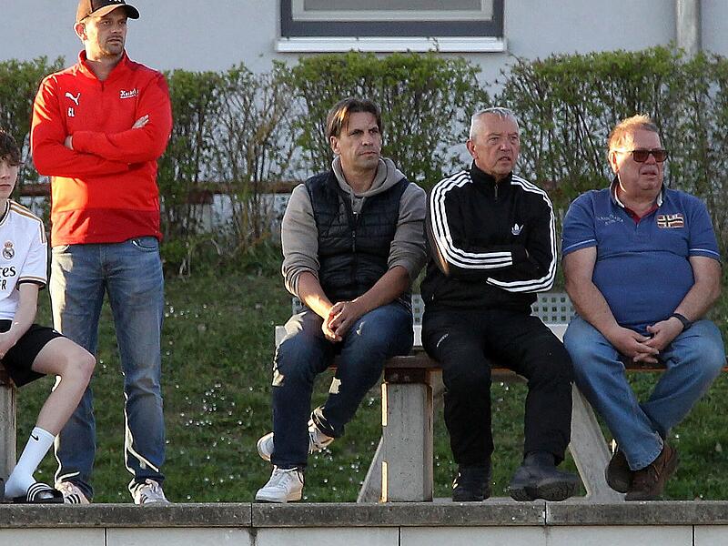 DJK Bamberg: Gerd Schimmer plant den Kader für die Bayernliga Gerd Schimmer (Mitte) ist mit der Kaderplanung der DJK Bamberg für die Mission Klassenerhalt in der Bayernliga weit fortgeschritten.
