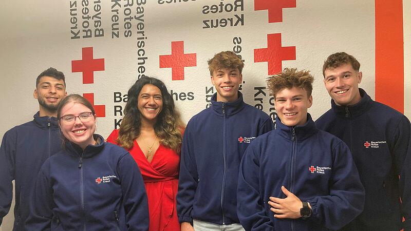 Studierende der Korber GmbH sind noch bis zum 22. September in Kitzingen unterwegs und suchen den Austausch &uuml;ber die T&auml;tigkeit des BRK. Mit im Bild ist Margarita Schmidt (F&ouml;rdermitgliederverwaltung).