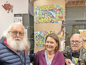 Joe Höttinger (Besucher, von links), Martina Kirchner (Teamleiterin des Weltladens) und Joachim Hunger (Künstler der Jubiläumsschokolade) beim Lichterglanz im Weltladen.