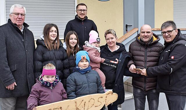 CSU-Ortsverbandsvorsitzender Markus Pülz überreicht das Spendengeld an den Vorsitzenden des Geflügelzuchtvereins, Markus Schreiber und an Jugendleiterin Nicole Matuschek (vorne v. r.) im Beisein einiger Mitglieder des Geflügelzuchtvereins sowie Er...