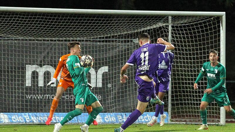 Eine der besten Chancen des FC Eintracht Bamberg, der Schuss von Tobias Linz flog aber über den Kasten (32.). Am Ende trennten sjch der Aufsteiger und der FC Augsburg II in einem schwachen Regionalliga-Soiel mit 0:0. Eine der besten Chancen des FC Eintracht Bamberg, der Schuss von Tobias Linz flog aber über den Kasten (32.). Am Ende trennten sjch der Aufsteiger und der FC Augsburg II in einem schwachen Regionalliga-Soiel mit 0:0.