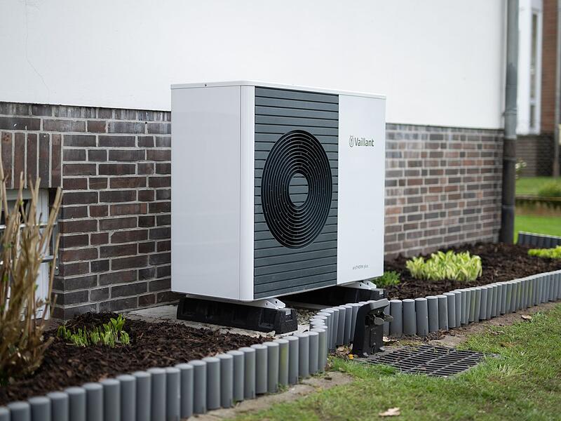 W&auml;rmepumpen-Au&szlig;enger&auml;t vor einem Einfamilienhaus