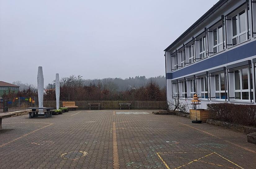 Die Grundschule Wiesenthau wird erneuert. So sah das Areal Ende des verganenen Jahres aus.