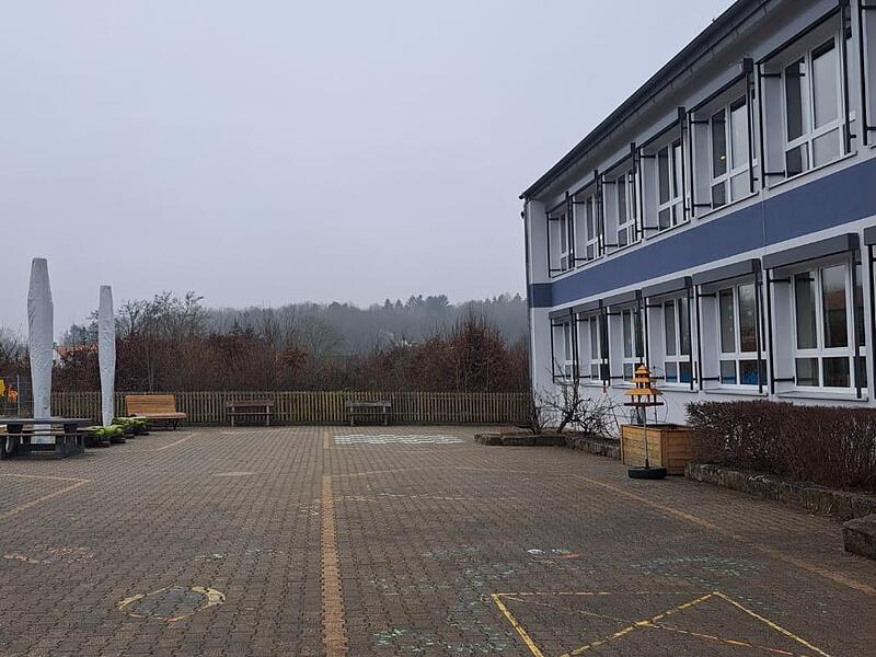 Die Grundschule Wiesenthau wird erneuert. So sah das Areal Ende des verganenen Jahres aus.