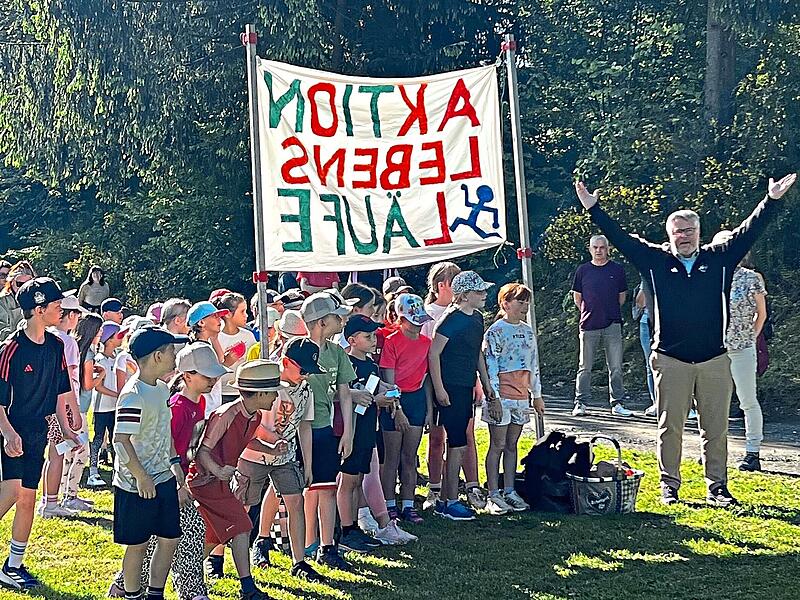Nach dem Start durch B&uuml;rgermeister Marc Benker (rechts) erliefen die Marktschorgaster Schulkinder an der frischen Luft genau 1552,08 Euro f&uuml;r ihr eigenes Schulgel&auml;nde.Schule Marktschorgast